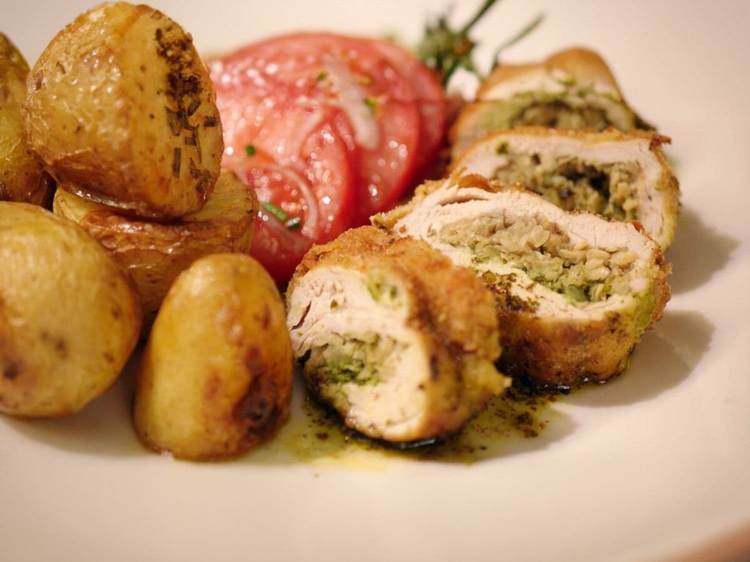 Parelhoen 'Kiev' met gebakken aardappelen