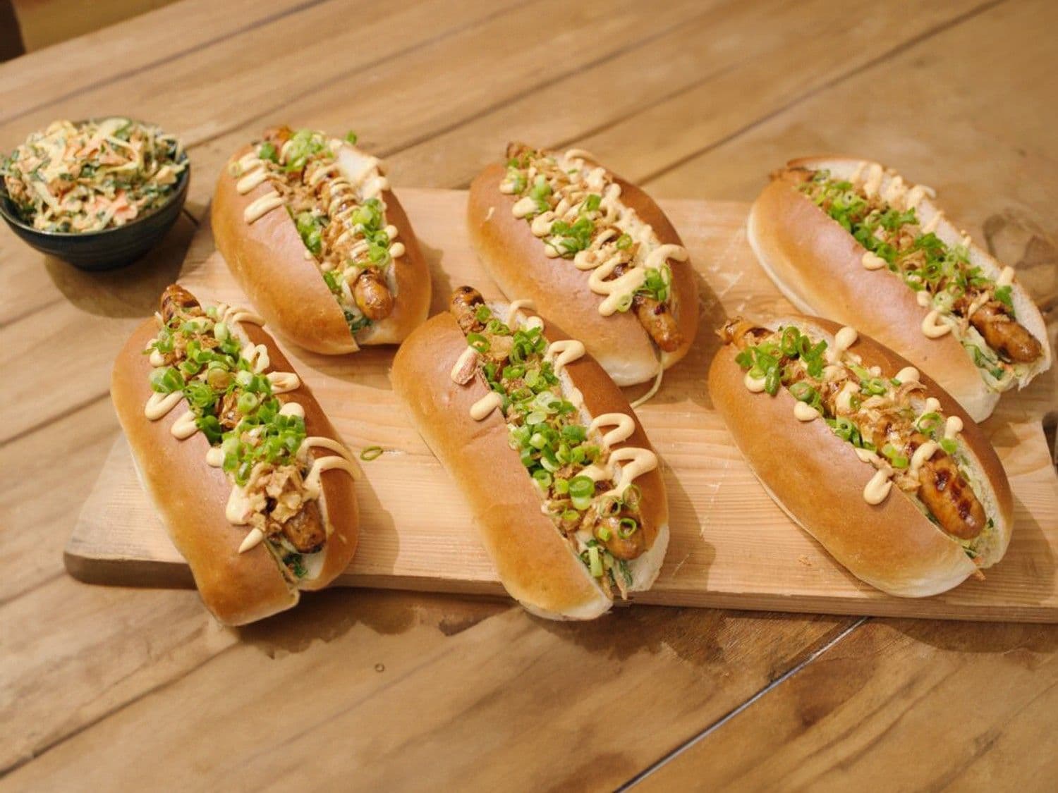 Broodje merguez met coleslaw en verse sambalmayo
