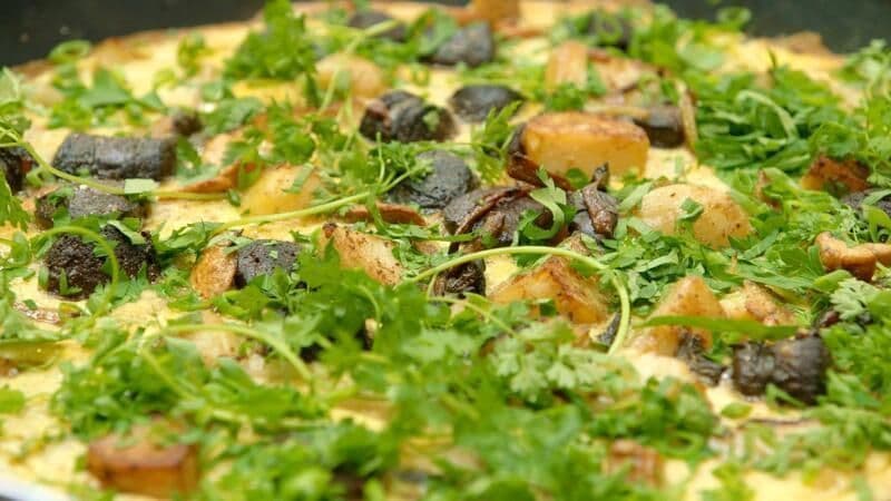 Omelet met zwarte pens en boschampignons