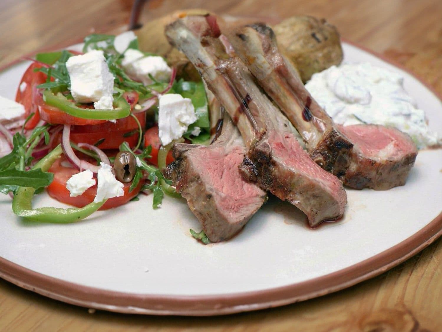 Gegrilde lamskroon met Griekse salade, tzatziki en geroosterde krieltjes