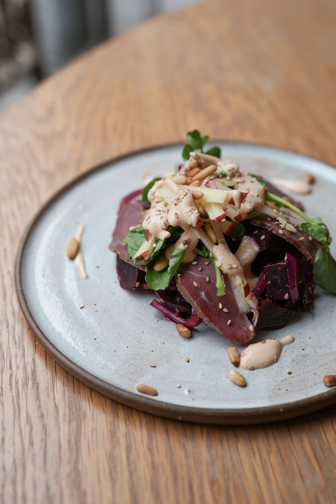 Gerookte eend, salade van rode biet, appel en veenbes en tahindressing