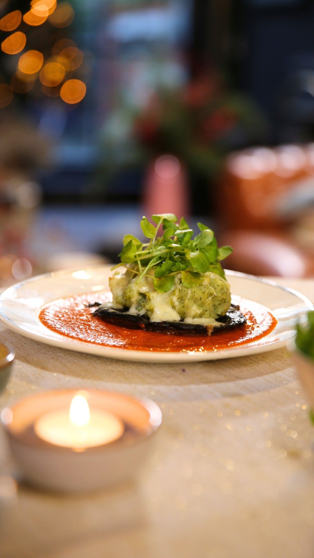 Gegratineerde portobello's met broccolipuree en tomatensaus