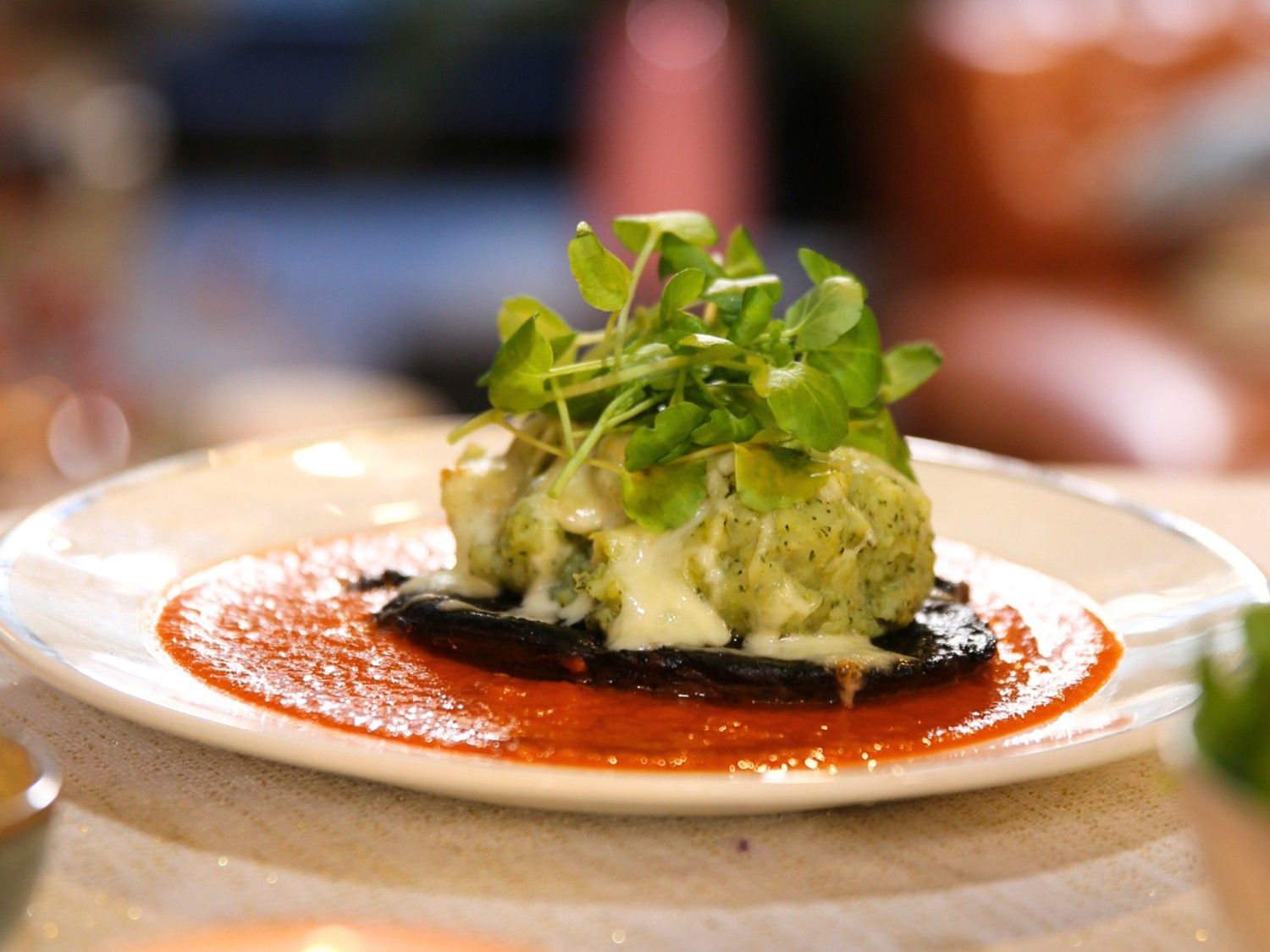 Gegratineerde portobello's met broccolipuree en tomatensaus
