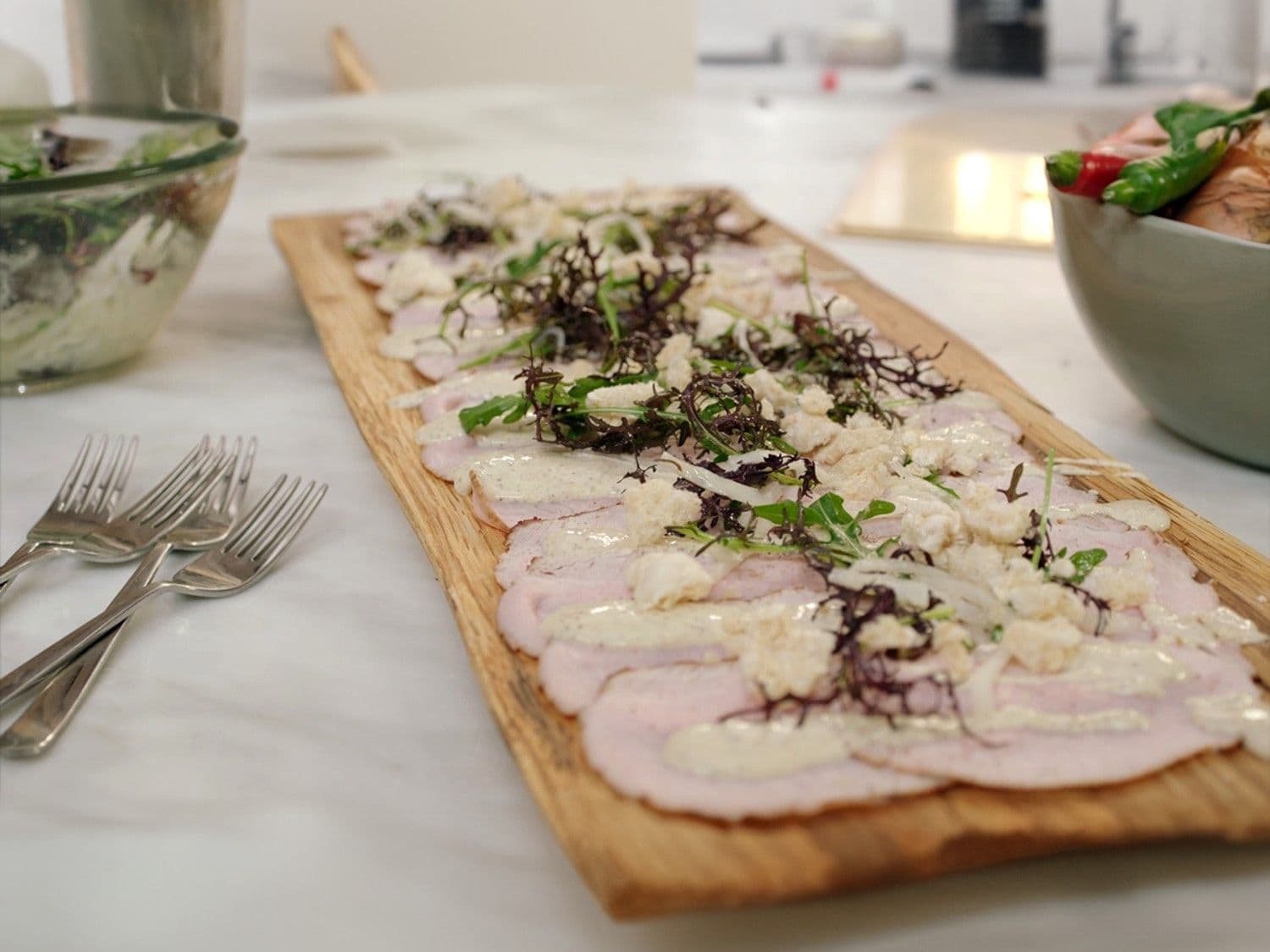 Carpaccio van varkensmignonette en een mosterddressing