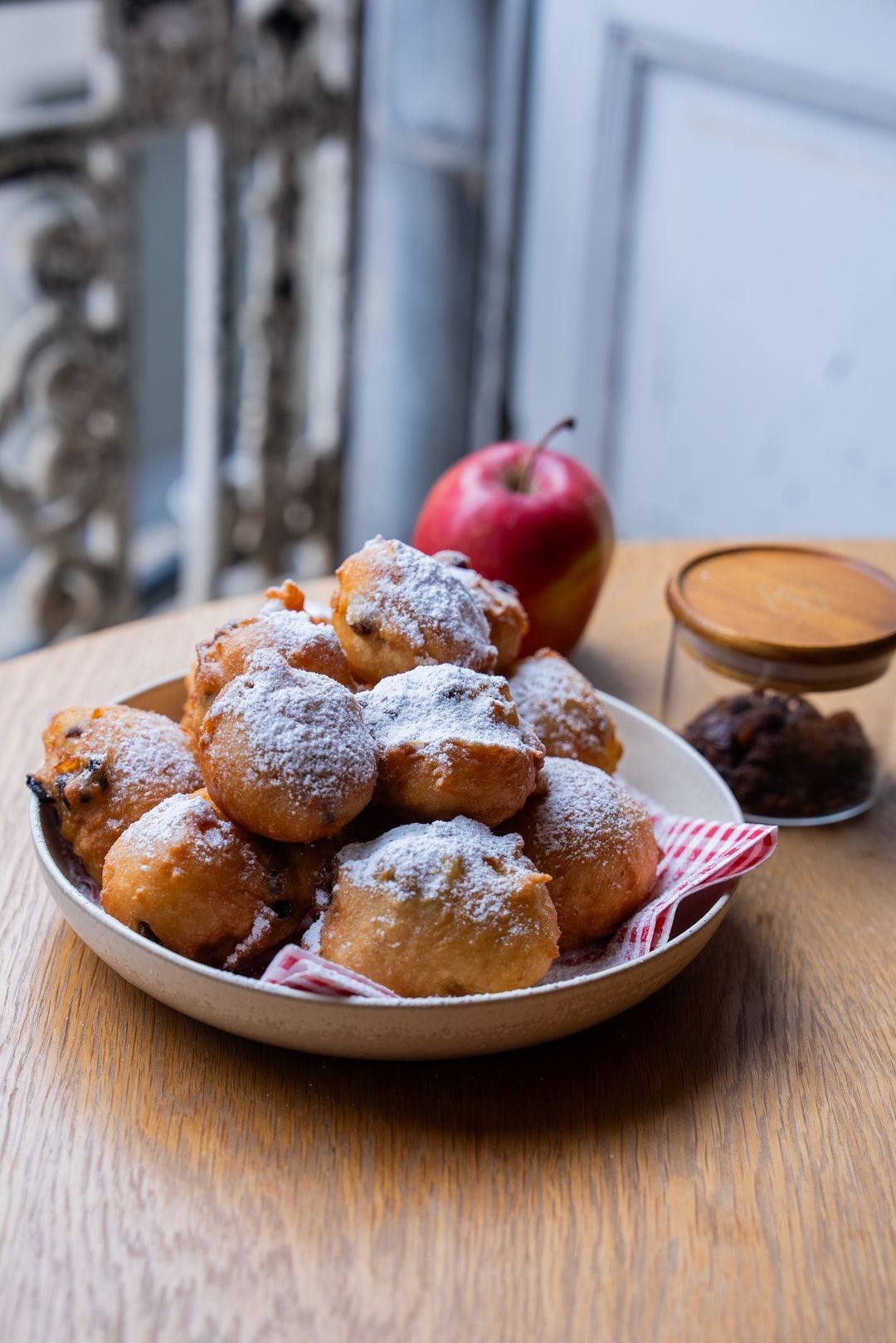 Smoutebollen met appel en rozijnen