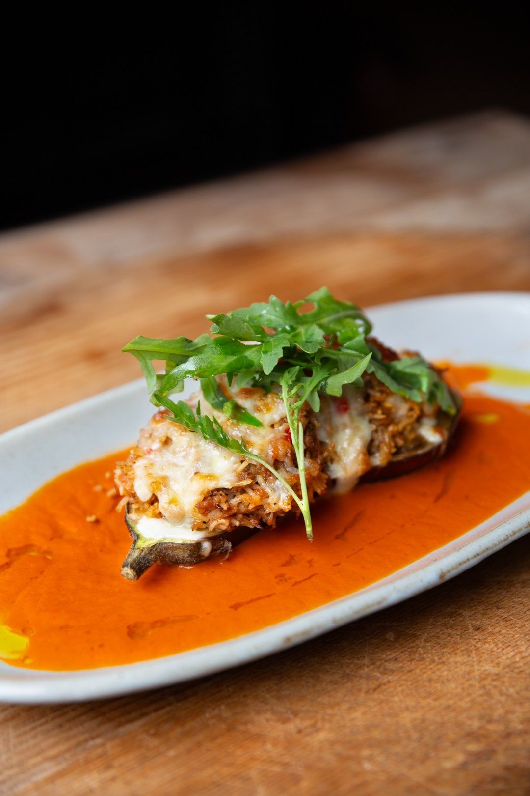 Gevulde aubergines met merguez, rijst en paprikacoulis