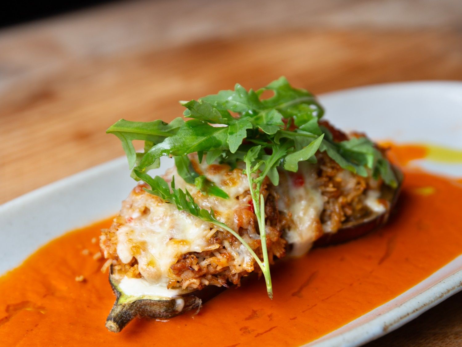 Gevulde aubergines met merguez, rijst en paprikacoulis
