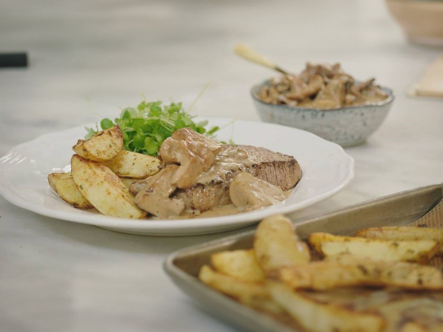 Steak met wilde boschampignonsaus, aardappelwedges en waterkers