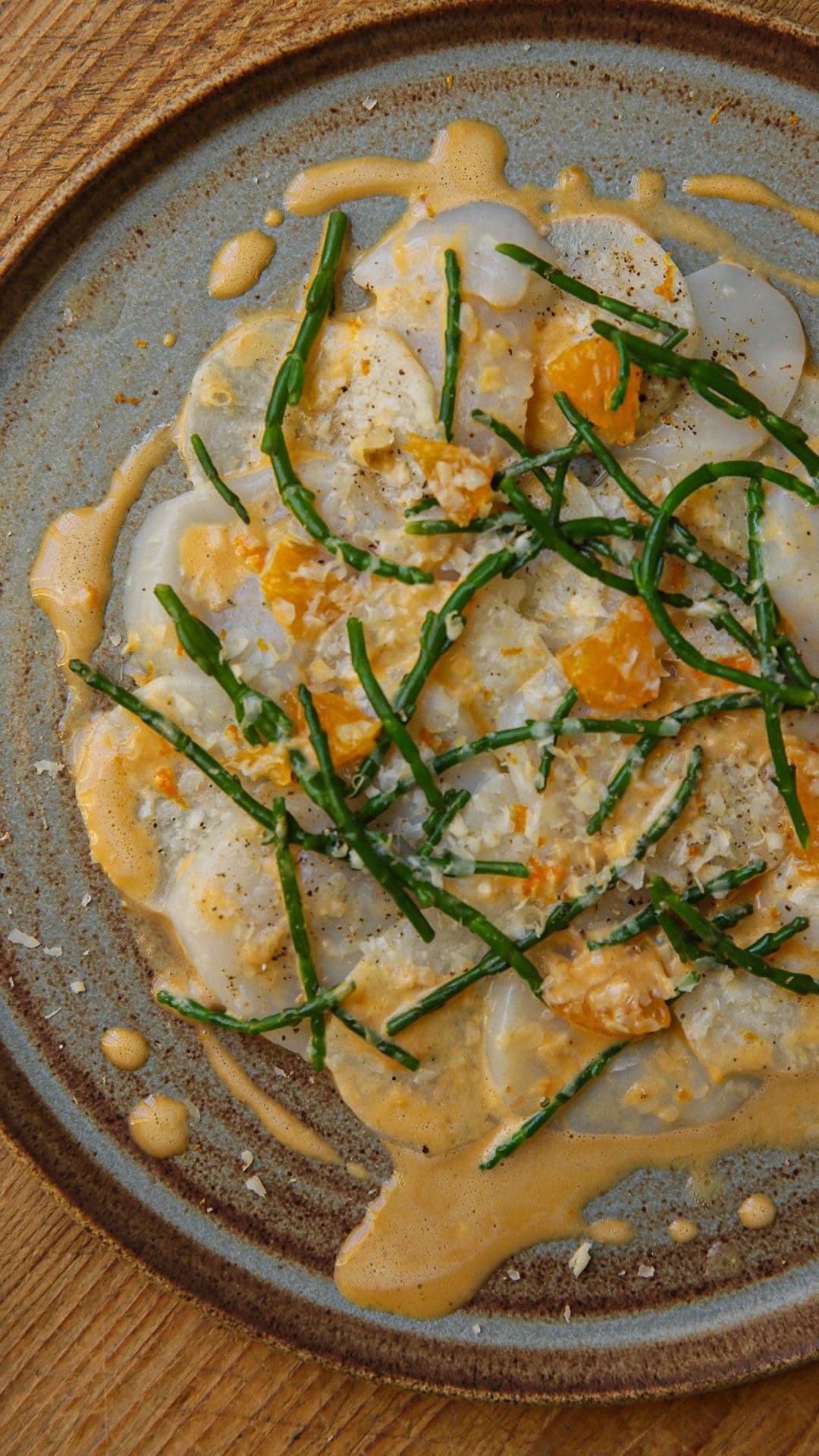 Carpaccio van coquilles met zeekraal en daikon
