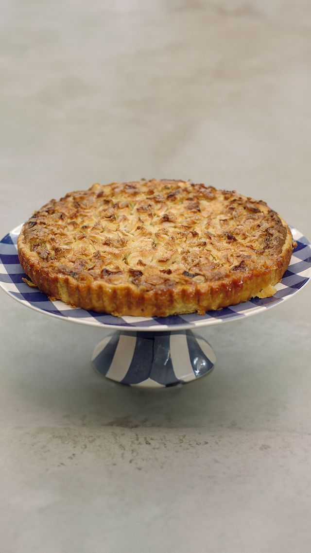 Bladerdeegtaart met appel en amandelnoot