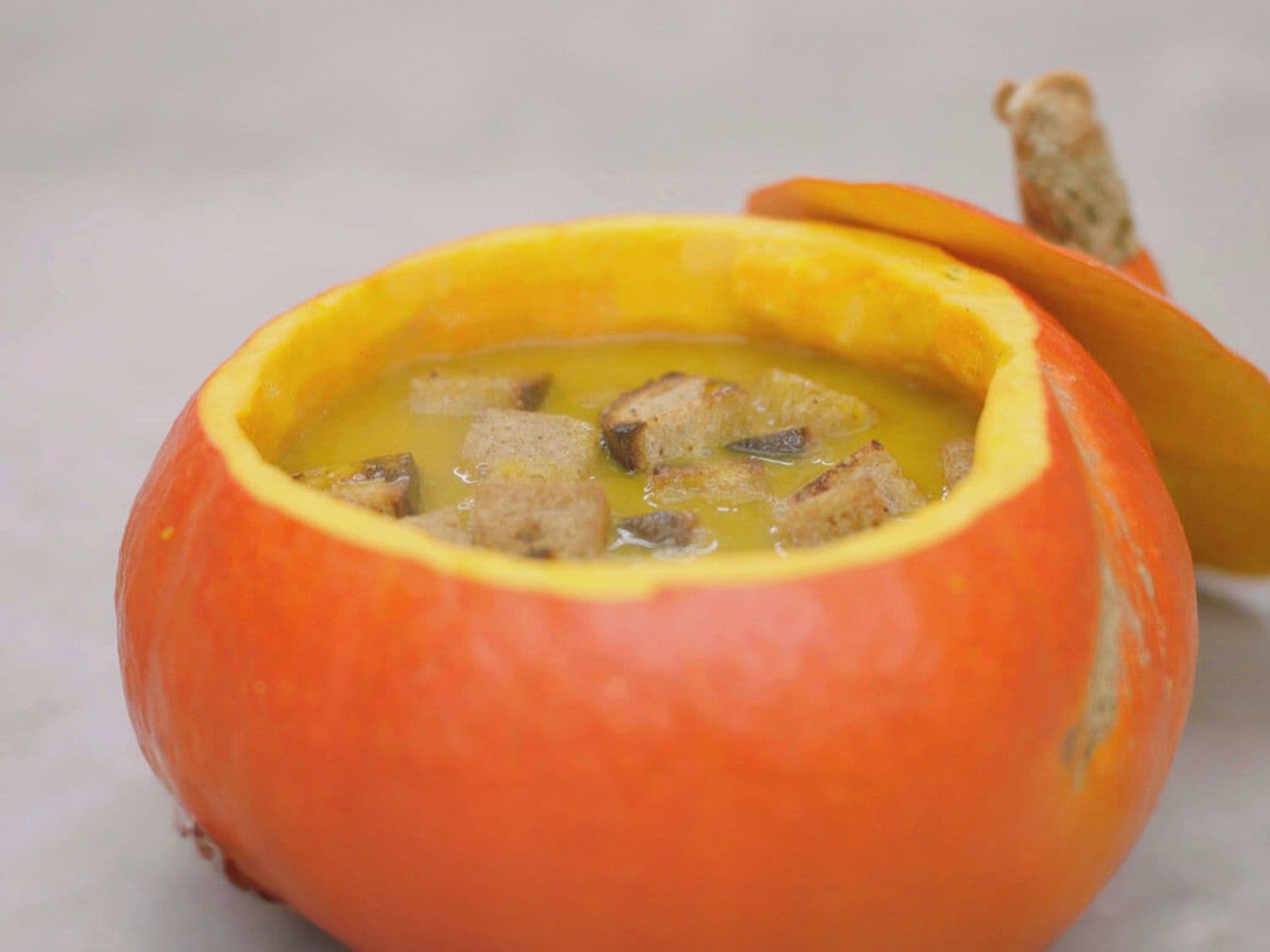 Pompoensoep met kaasblokjes en croutons