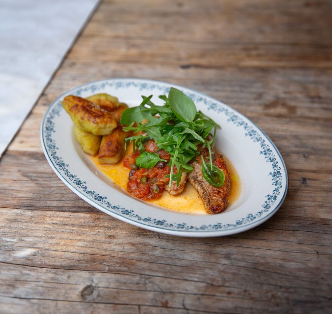 Zeeduivel puttanesca met ratte aardappelen en rucola