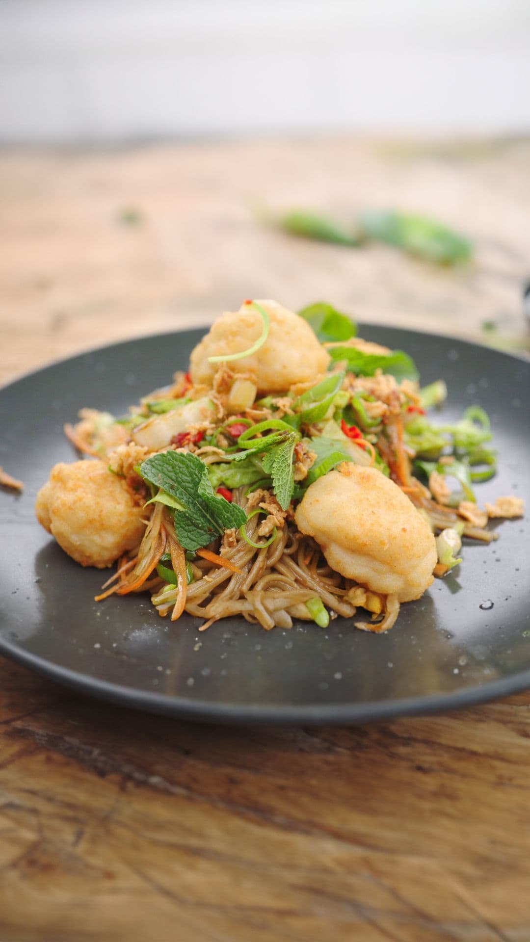 Oosterse noedelsalade met visballetjes