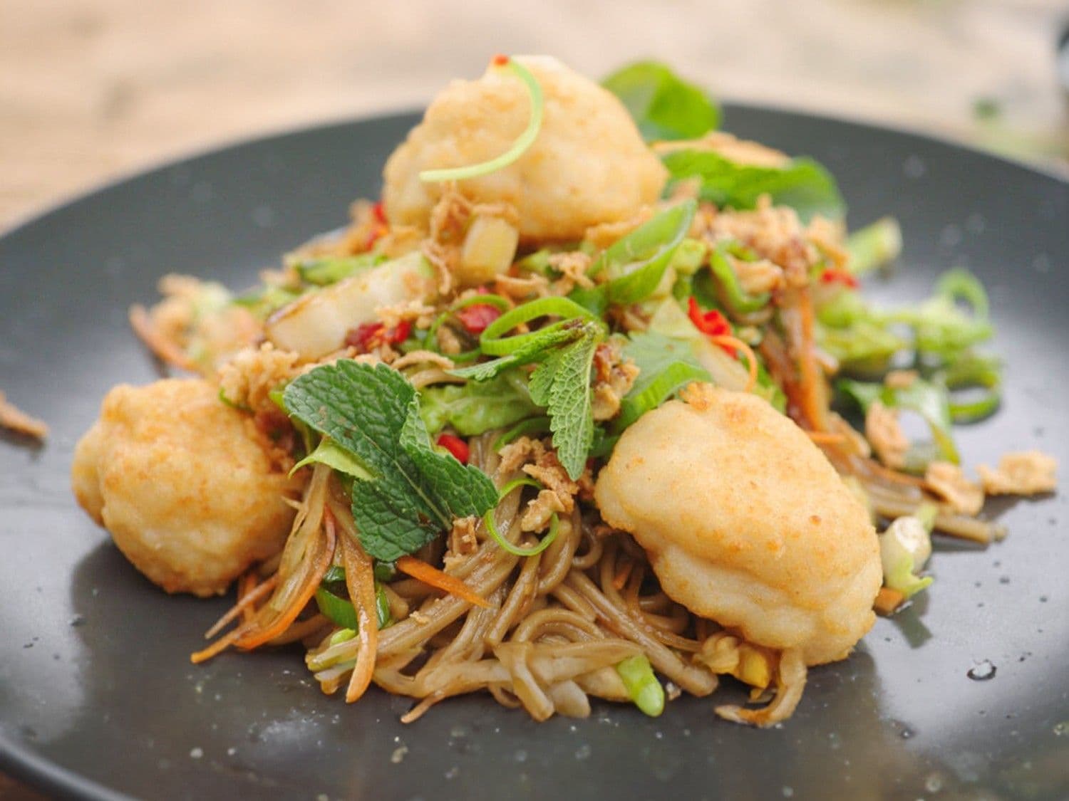 Oosterse noedelsalade met visballetjes