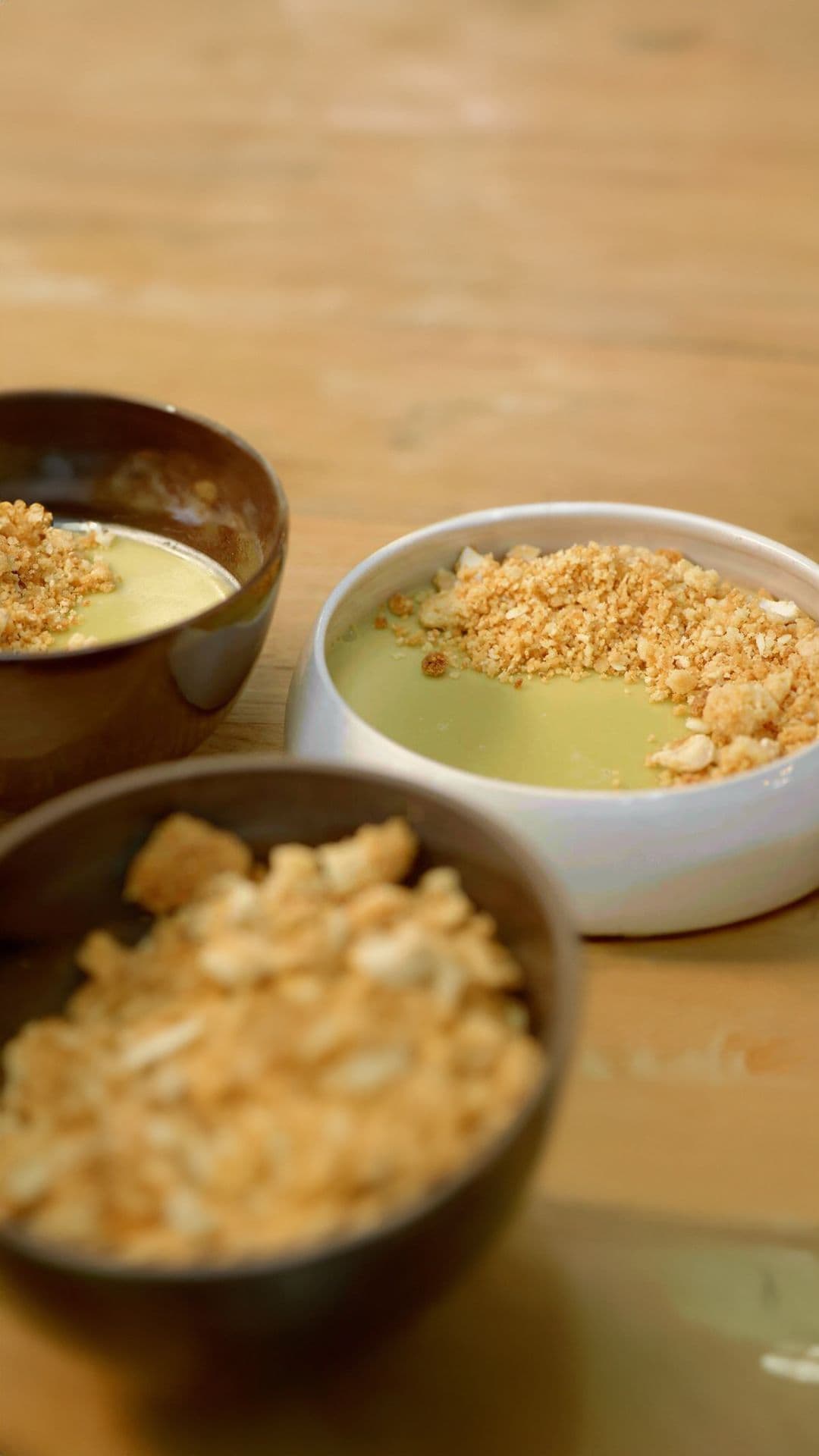 Baileys-pistache panna cotta met citroencrumble en nougat