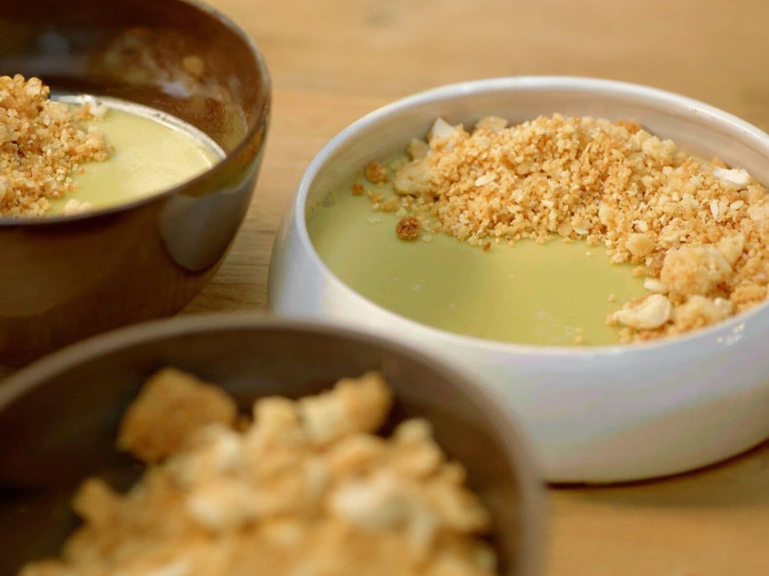 Baileys-pistache panna cotta met citroencrumble en nougat