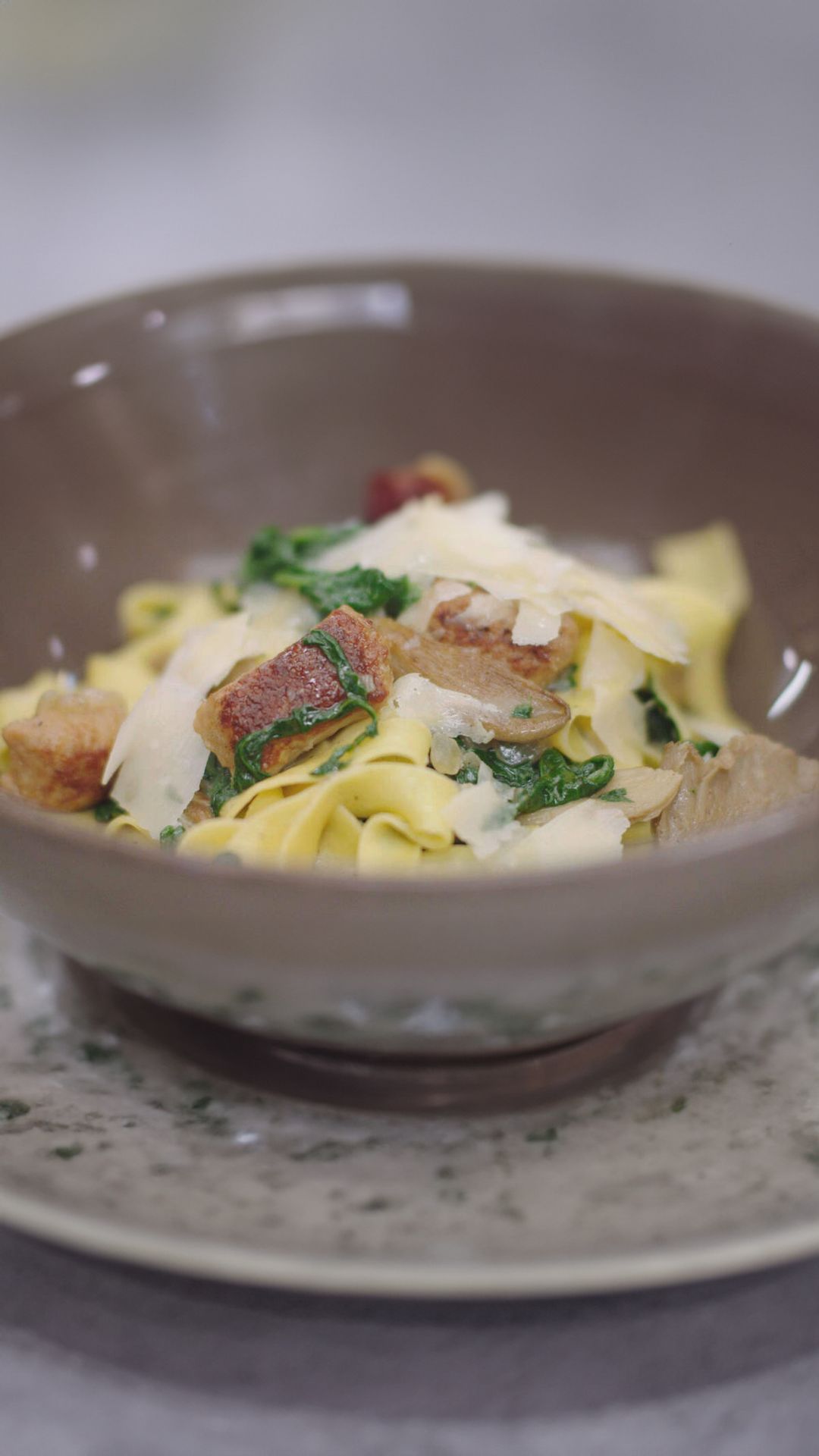 Pasta met balletjes van kippengehakt, oesterzwam en spinazie