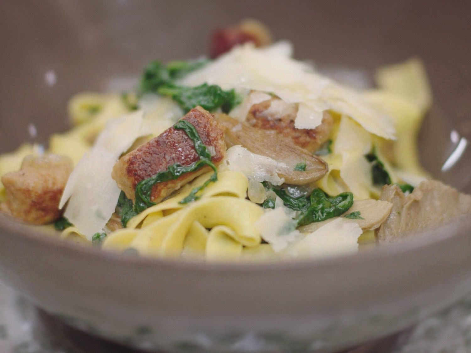 Pasta met balletjes van kippengehakt, oesterzwam en spinazie