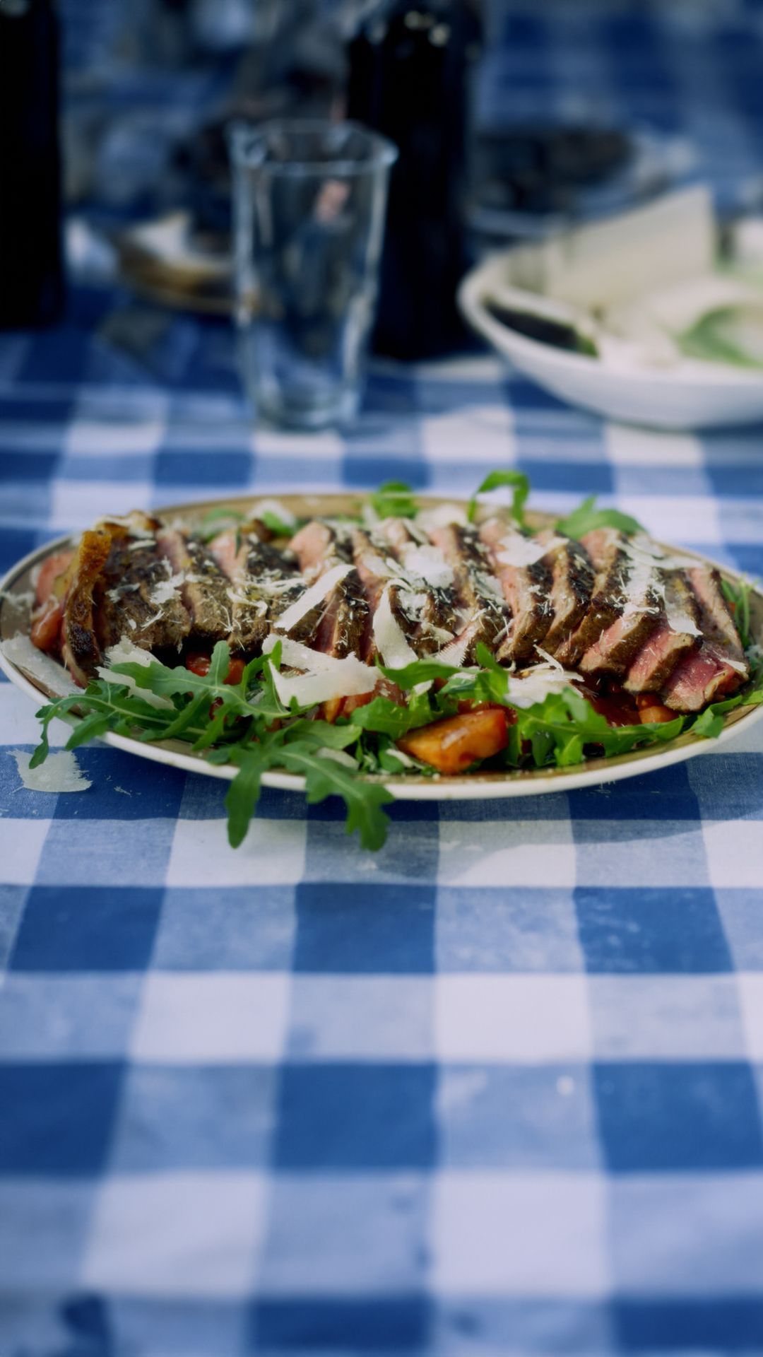 Tagliata met een tomatenslaatje