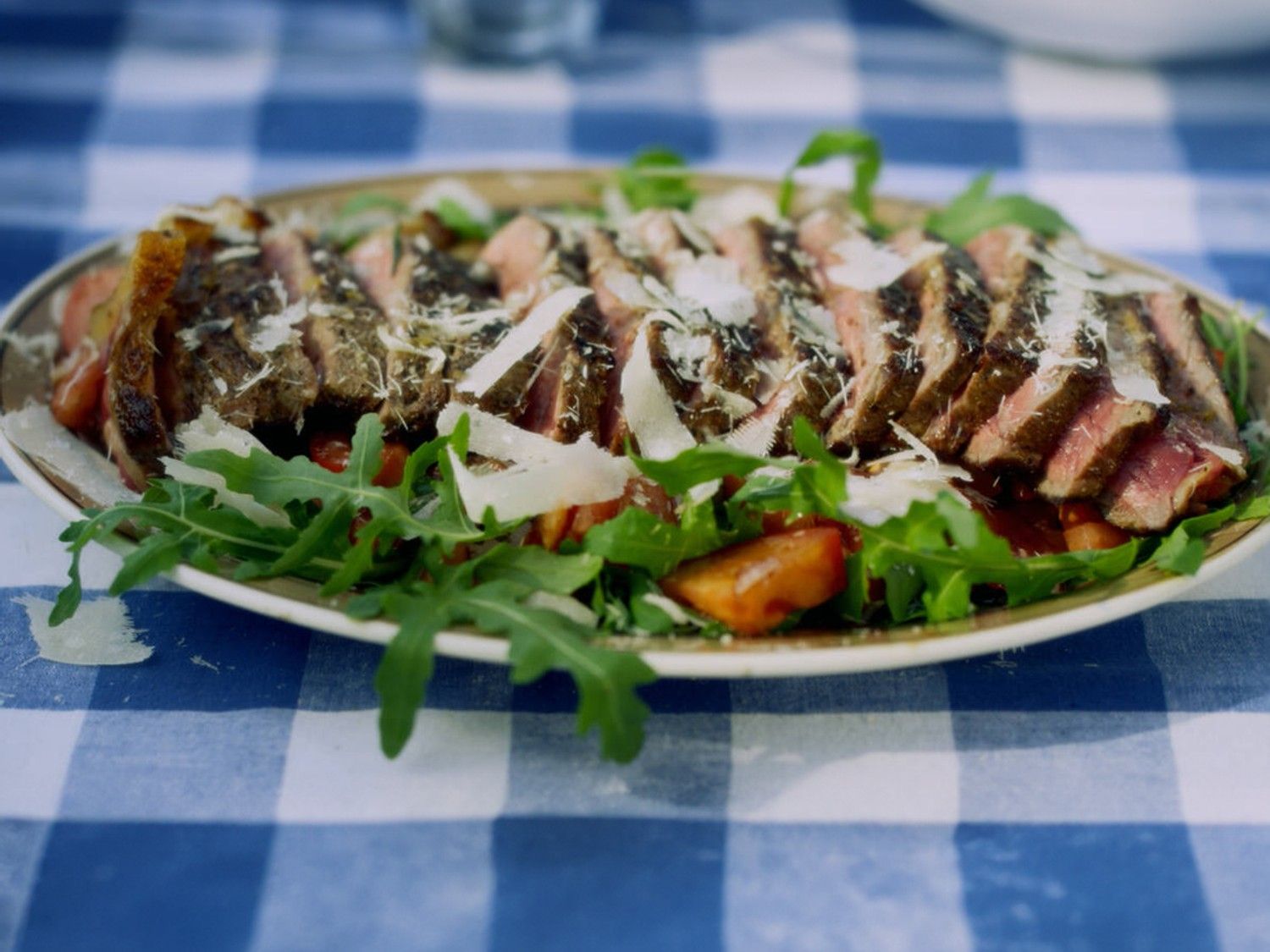 Tagliata met een tomatenslaatje