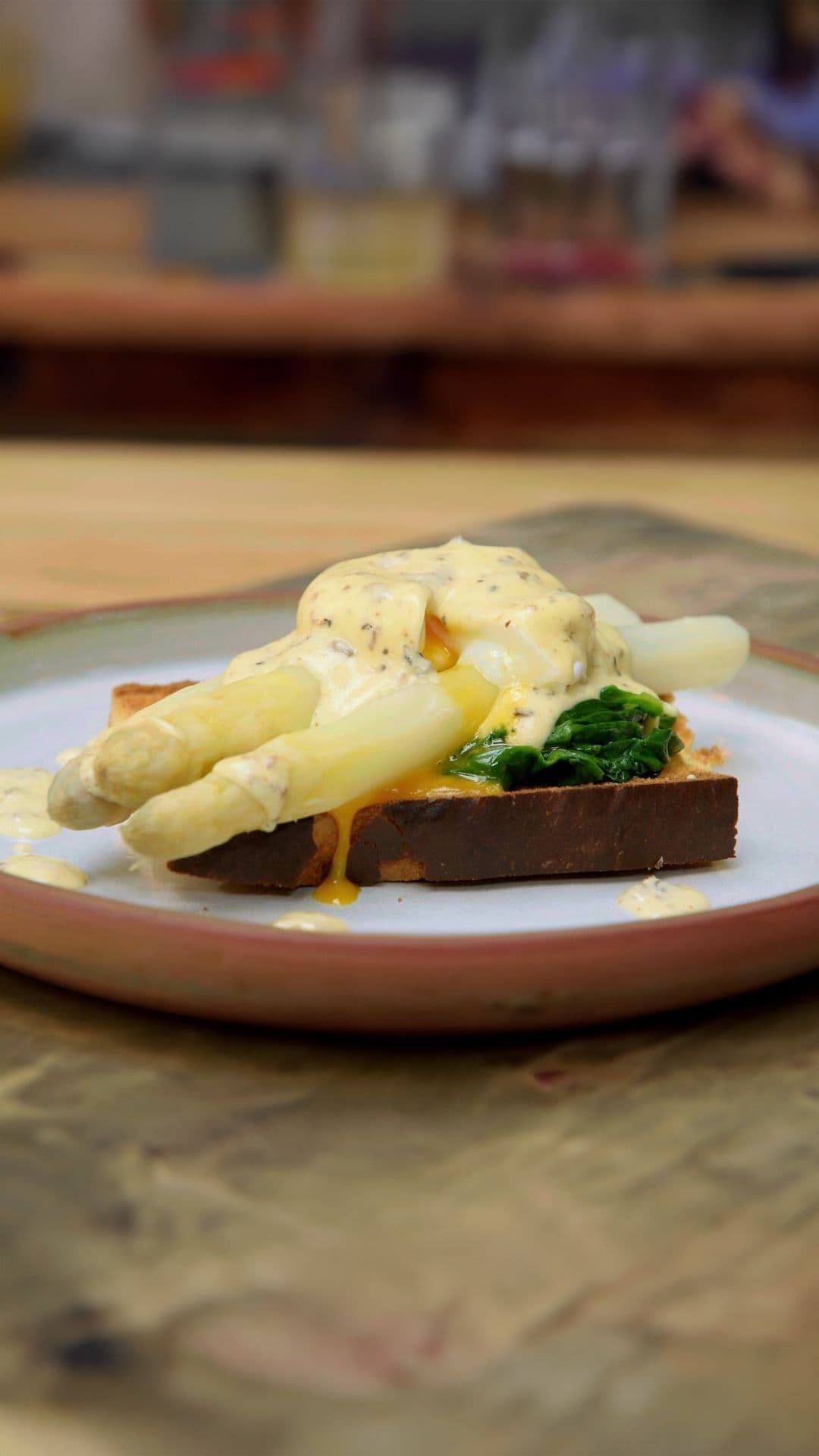 Gepocheerd ei à la Florentine met asperges, toast en truffelhollandaise