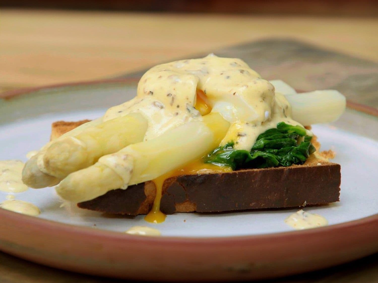 Gepocheerd ei à la Florentine met asperges, toast en truffelhollandaise