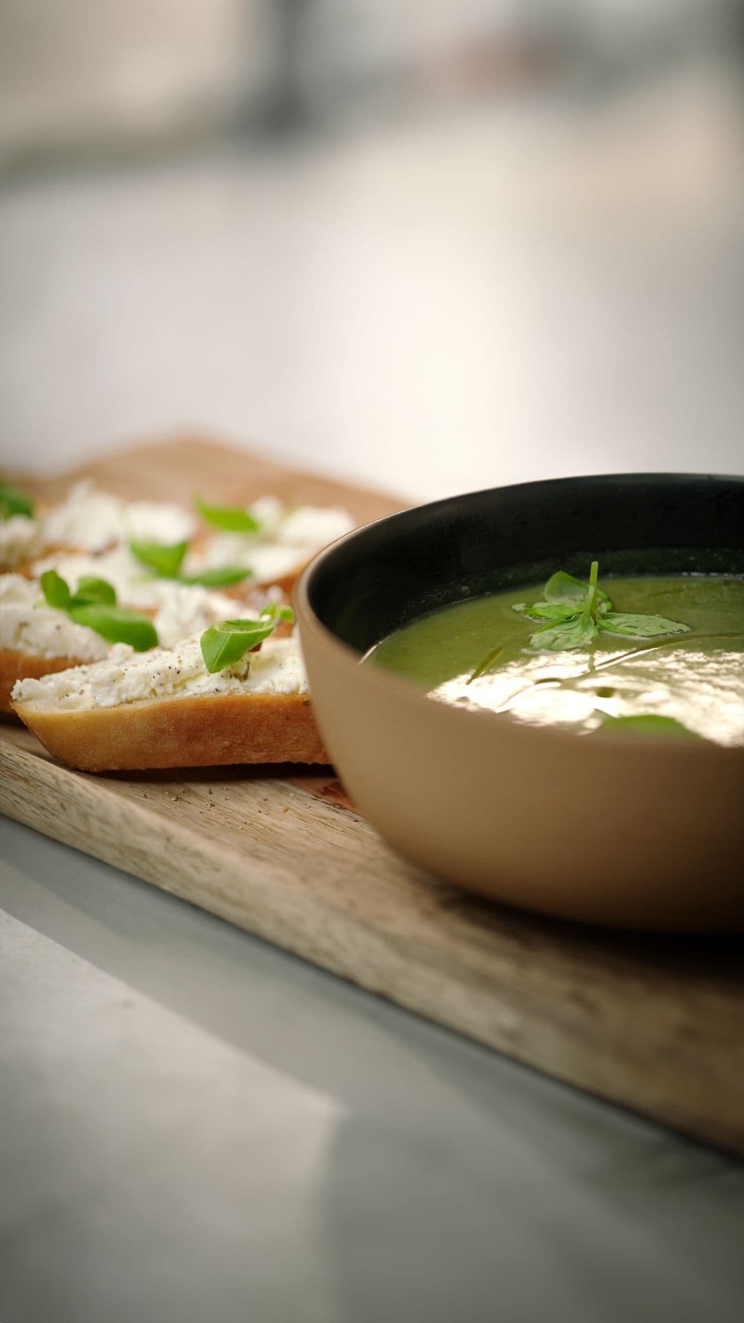 Soep met courgette en basilicum