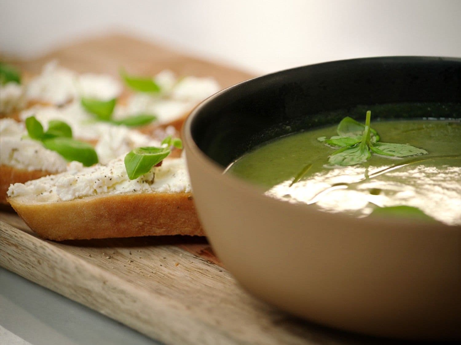 Soep met courgette en basilicum