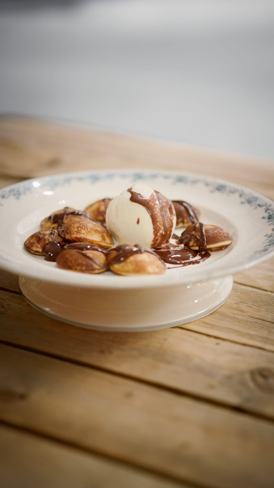 Poffertjes met chocoladesaus en vanille-ijs