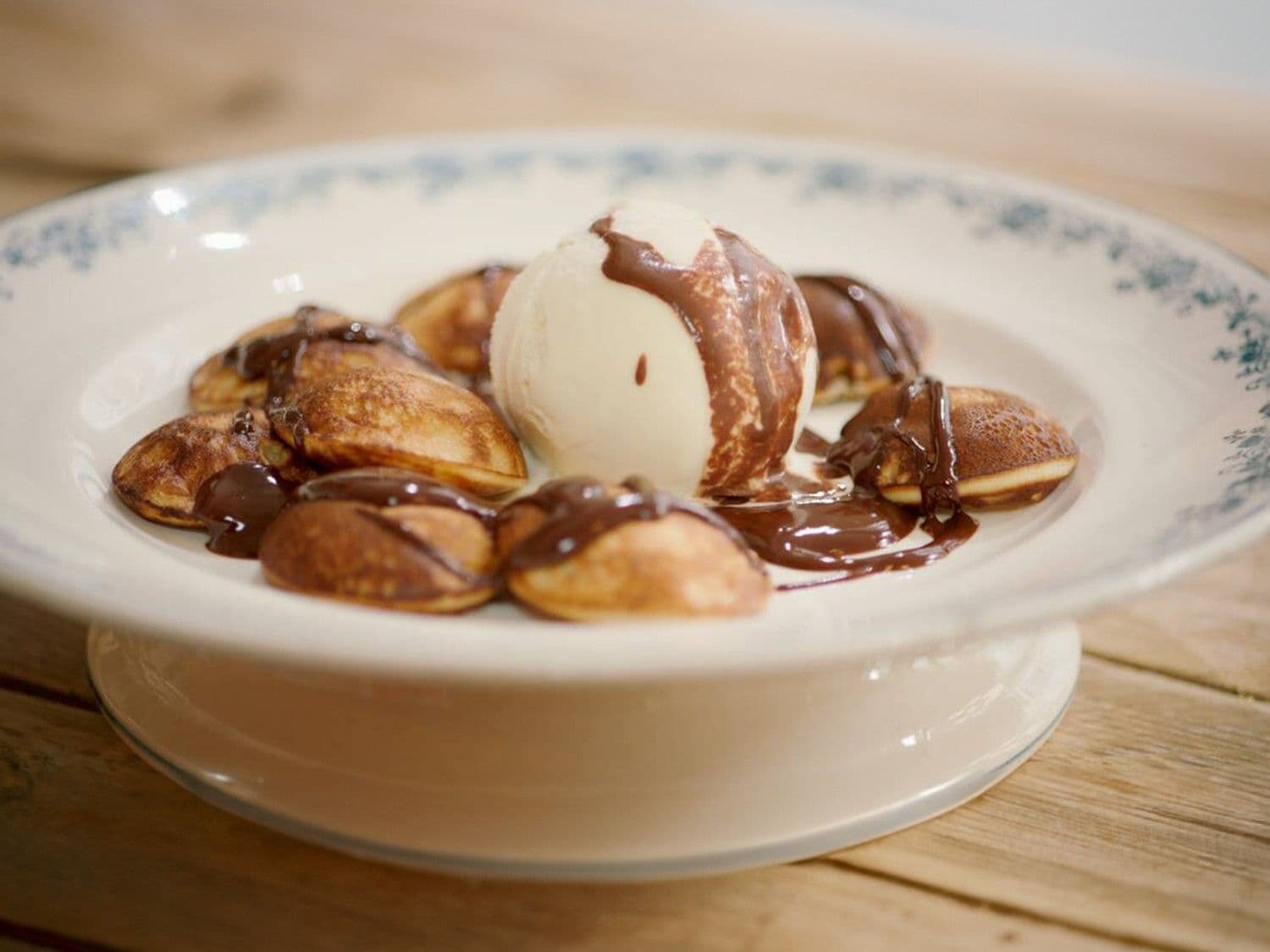 Poffertjes met chocoladesaus en vanille-ijs
