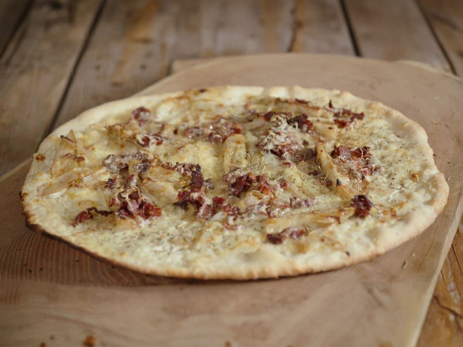 Flammkuchen met witloof, spekjes en Belgische kaas