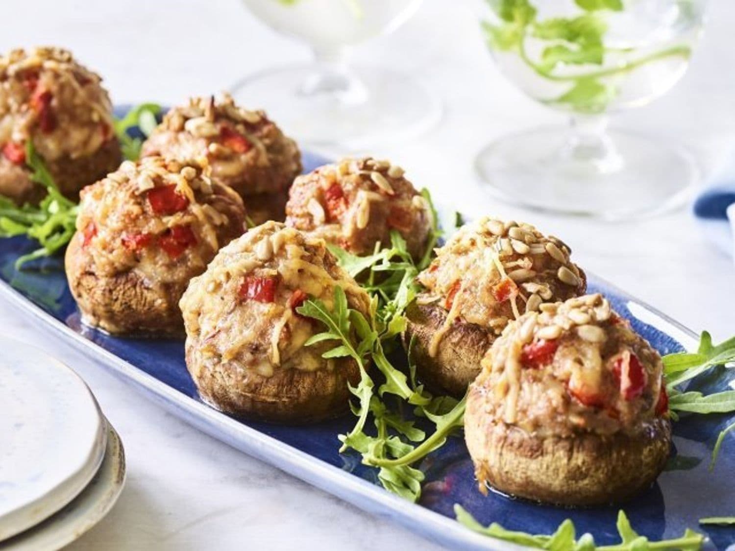 Gevulde champignons met gehakt, paprika en zonnebloempitten