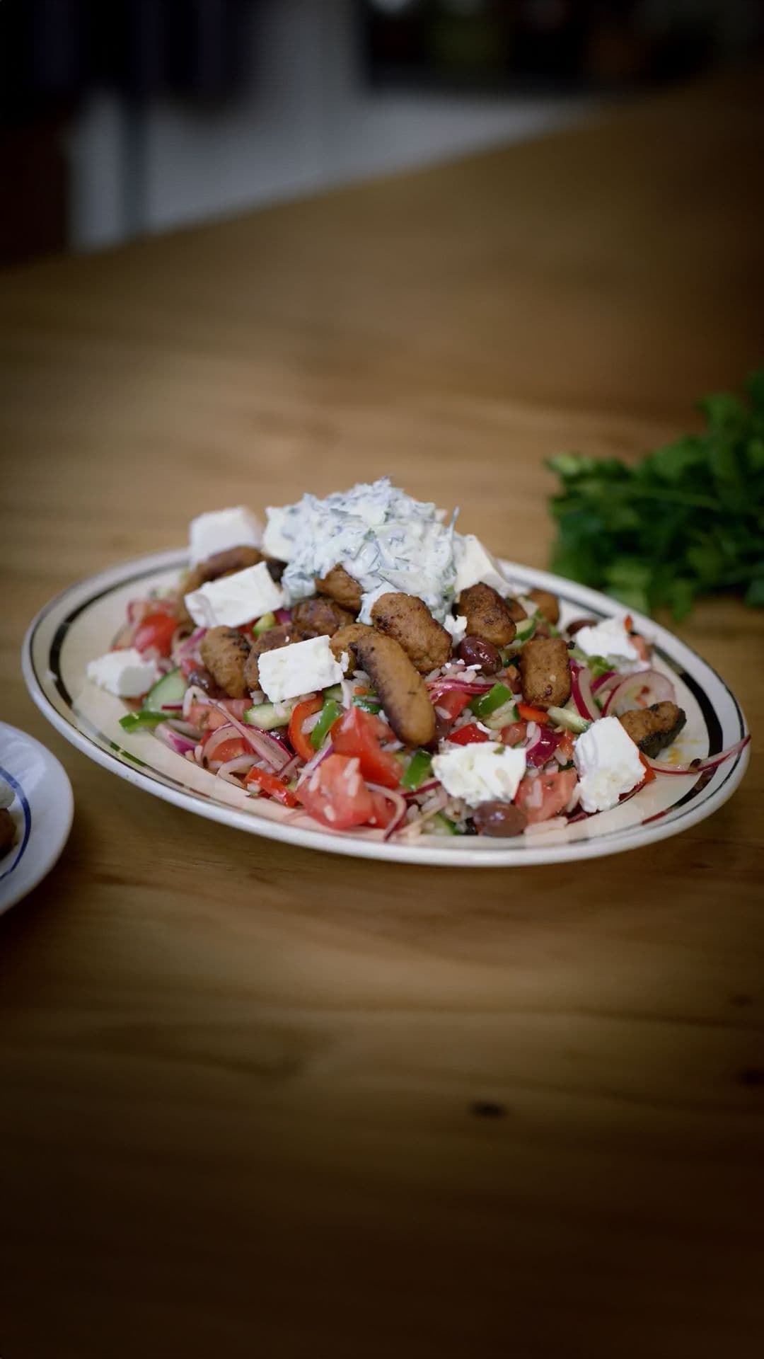Griekse rijstsalade met merguez gehakt en tzatziki