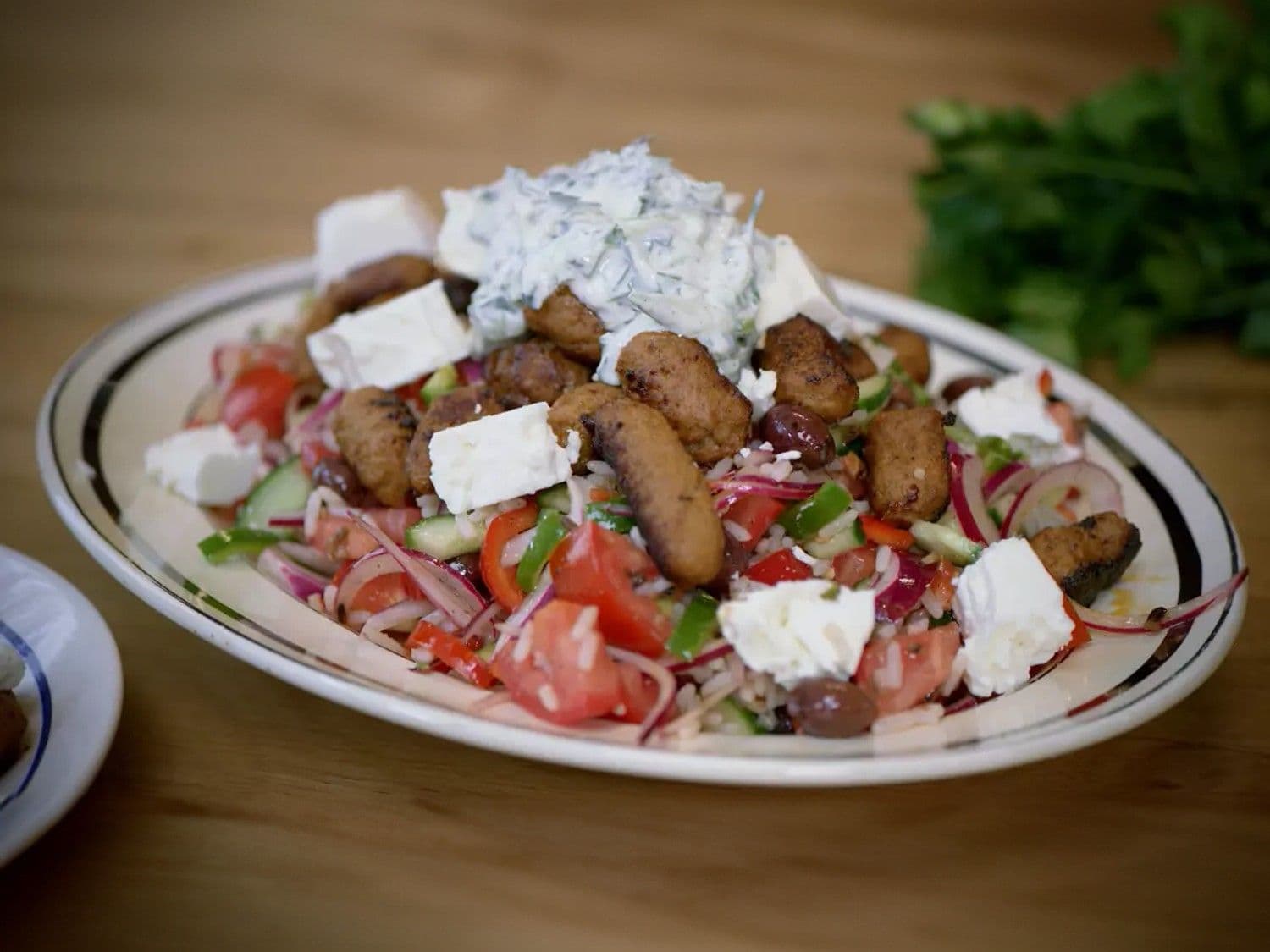 Griekse rijstsalade met merguez gehakt en tzatziki