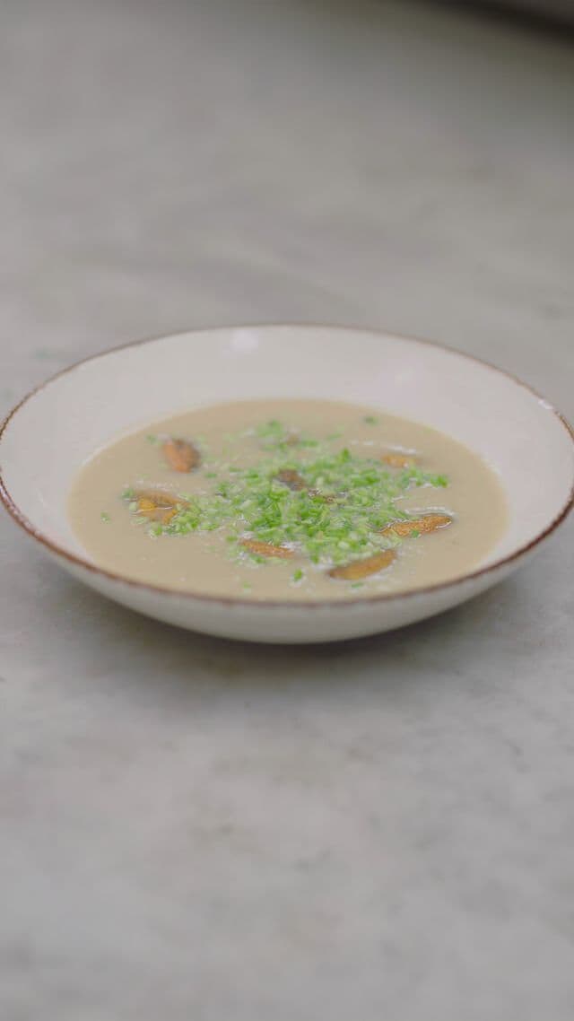 Aardappel-preisoep met gebakken currymosselen