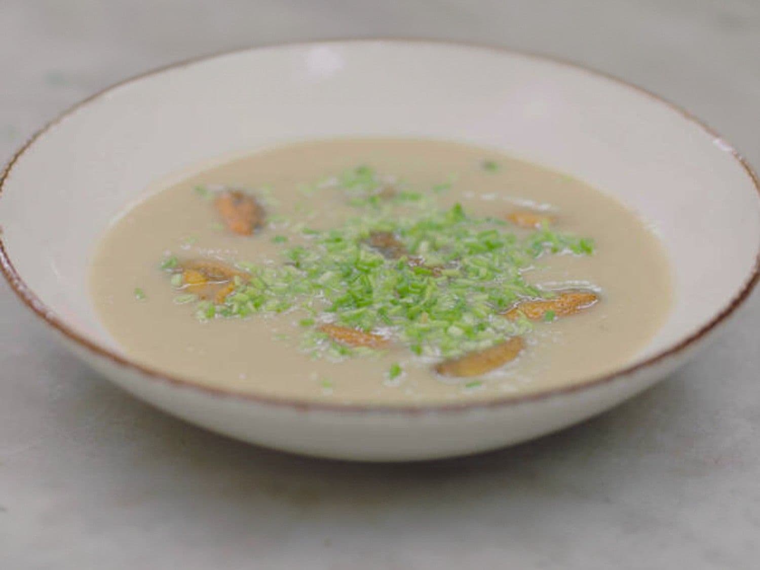 Aardappel-preisoep met gebakken currymosselen