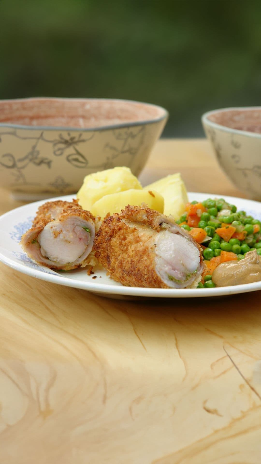 Krokant konijnlapje met erwten en wortelen en gekookte aardappel