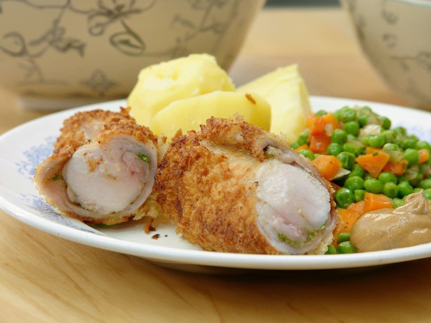 Krokant konijnlapje met erwten en wortelen en gekookte aardappel