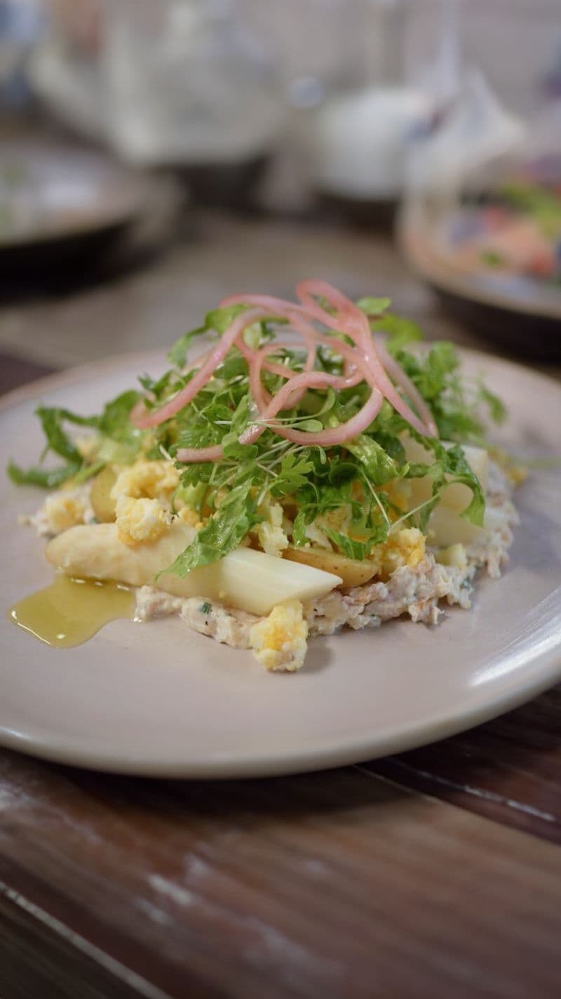 Salade van asperges met rillettes van gerookte forel en gekonfijte aardappel