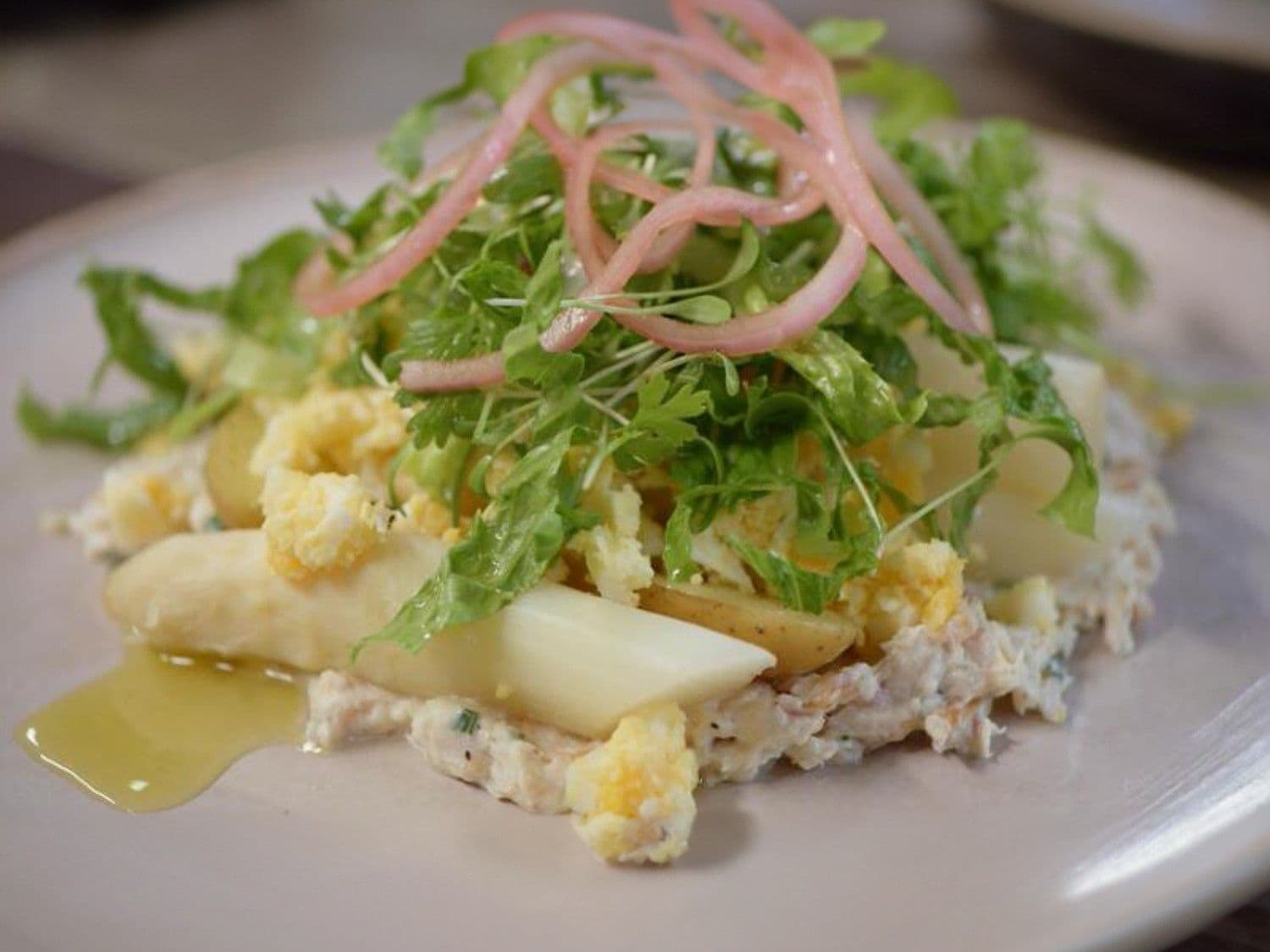 Salade van asperges met rillettes van gerookte forel en gekonfijte aardappel