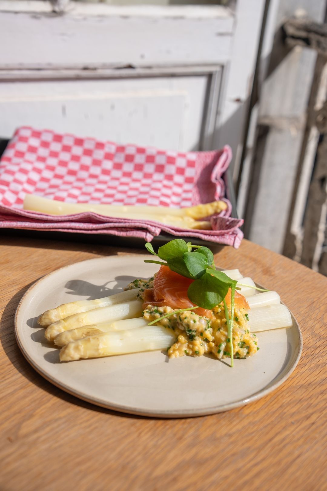 Roerei met asperges en gerookte zalm