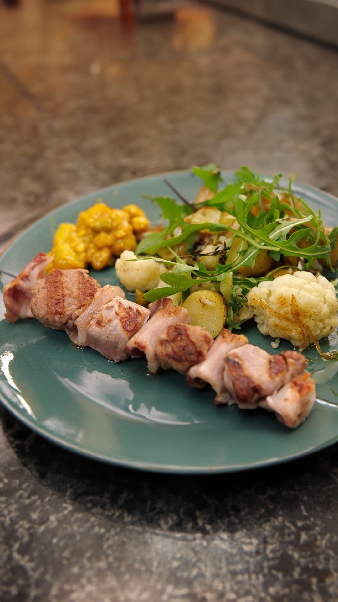 Een pittige varkensbrochette met aardappel en mini-pita’s
