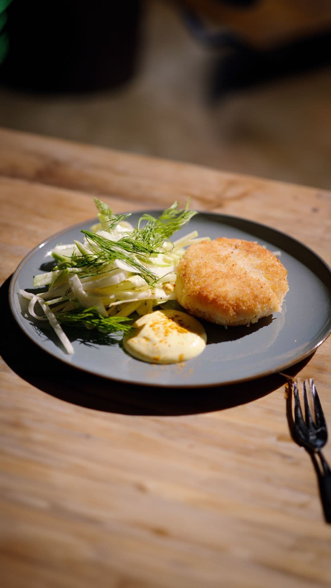Krabcakes met limoen/gembermayonaise en een witloofslaatje met appel