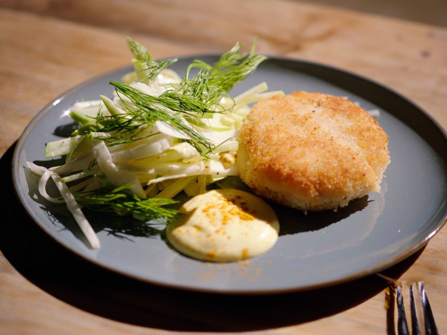 Krabcakes met limoen/gembermayonaise en een witloofslaatje met appel