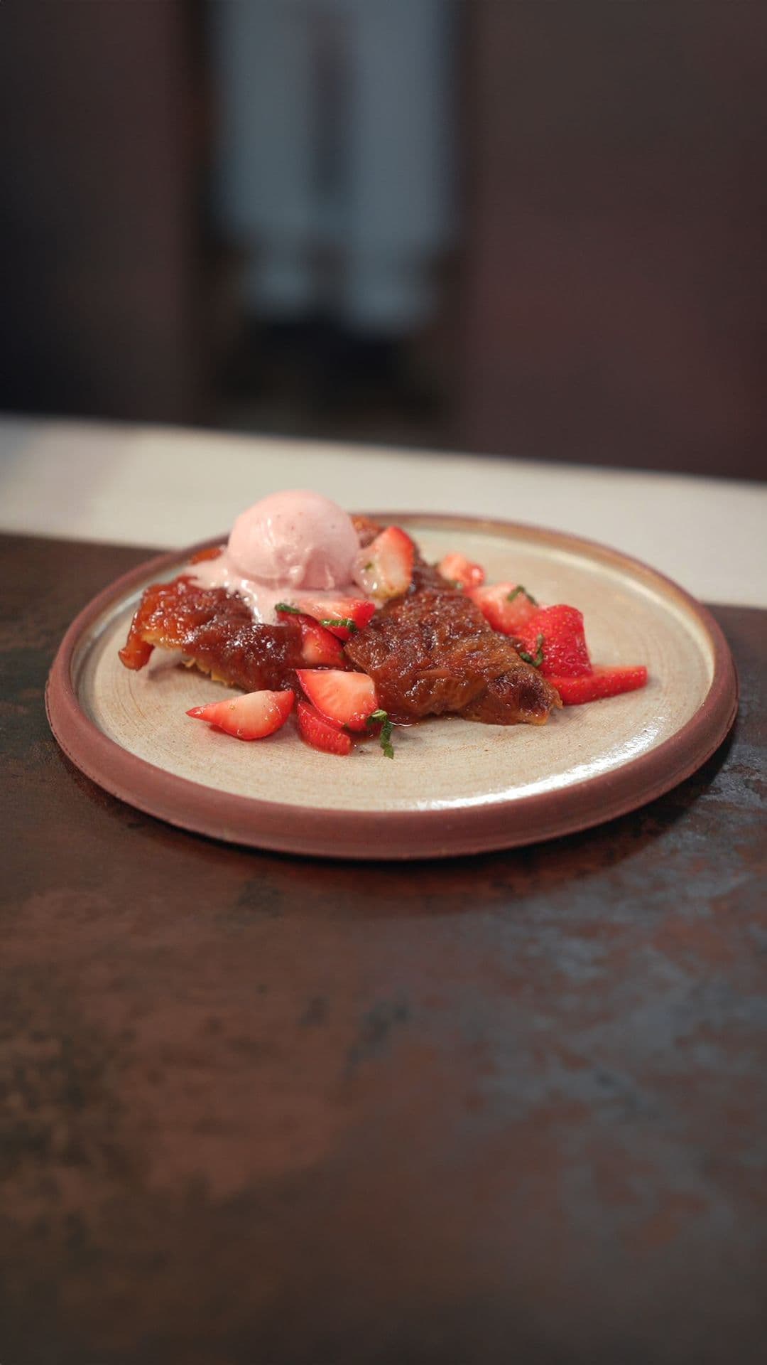 Tarte tatin van rabarber met salade van aardbeien en aardbeienijs