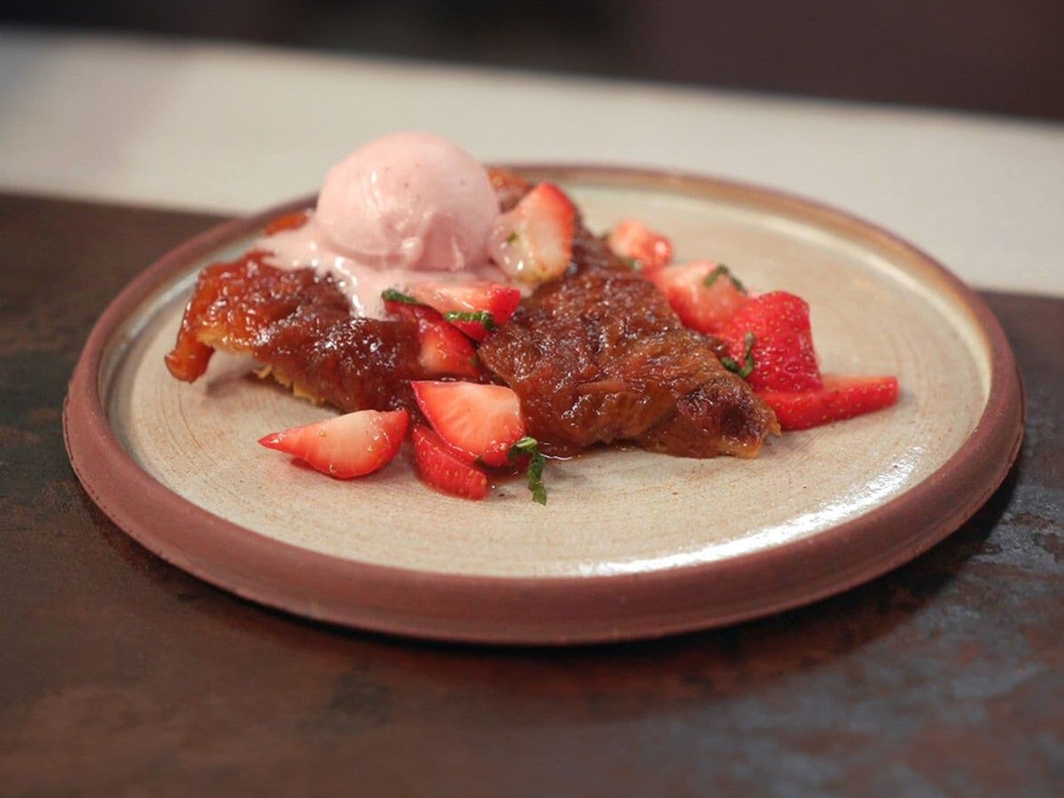Tarte tatin van rabarber met salade van aardbeien en aardbeienijs