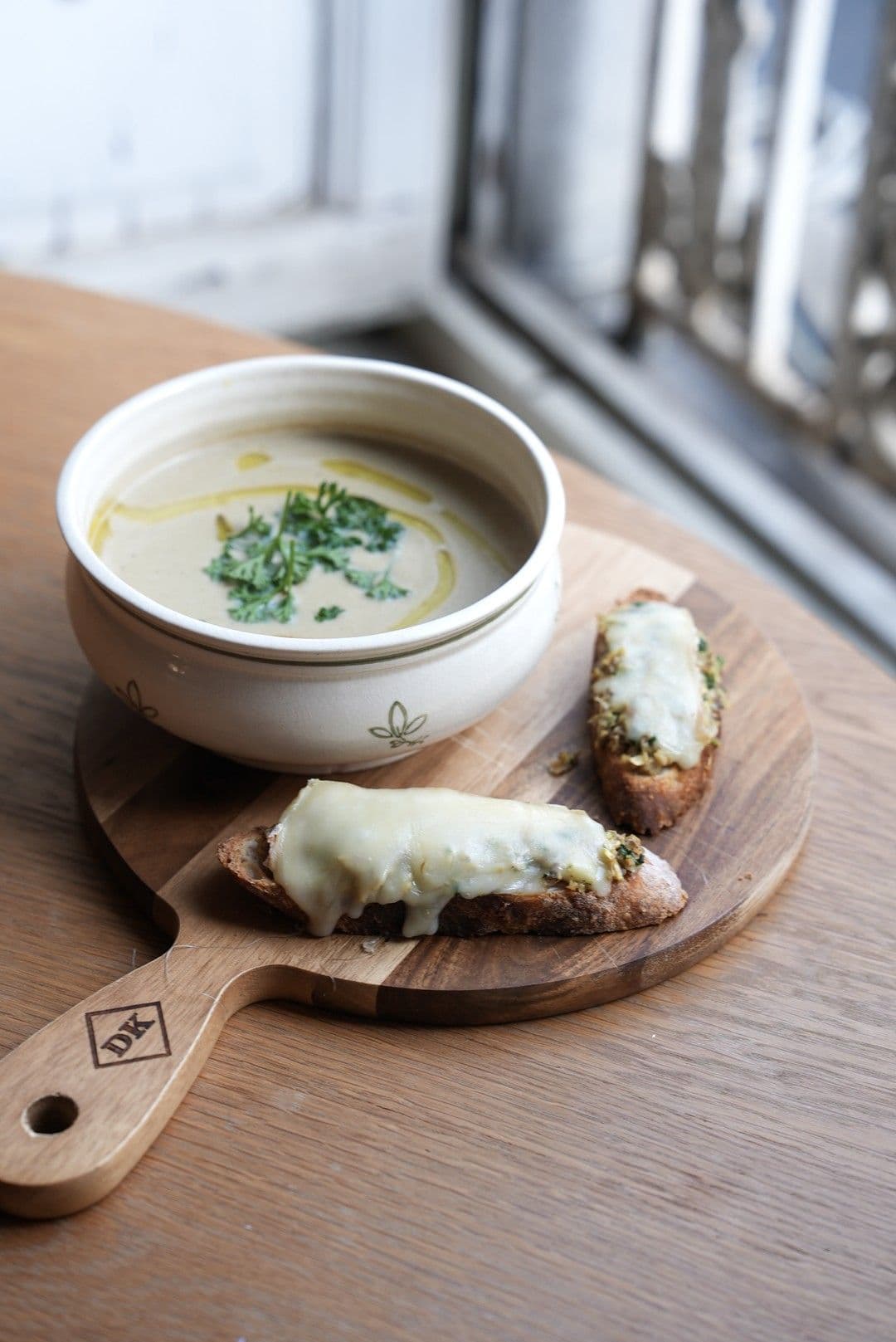 Champignonsoep, crostini met duxelle en Taleggio