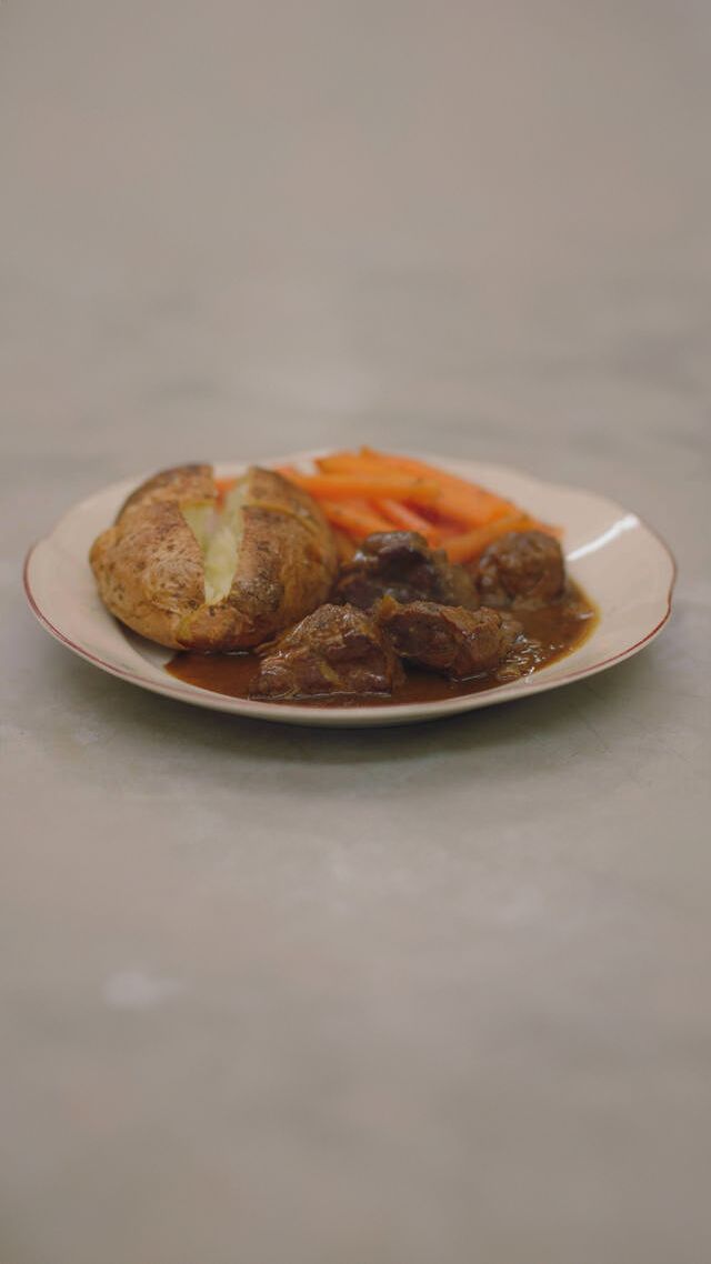 Varkenswangen met oud bruin bier, wortelen en gepofte aardappelen