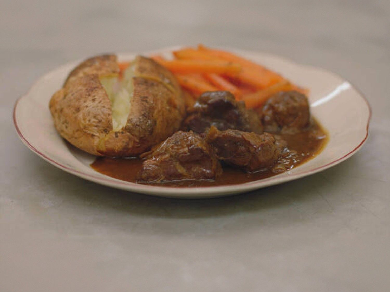 Varkenswangen met oud bruin bier, wortelen en gepofte aardappelen