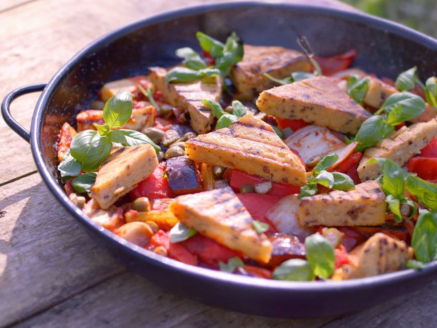 Polenta op de barbecue met caponata